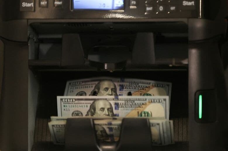 写真はドル紙幣。2025年10月、テヘランで撮影。WANA提供。REUTERS