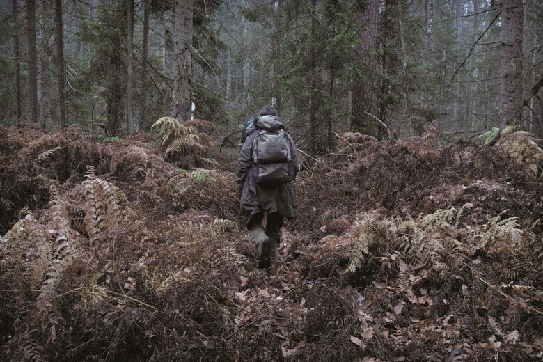 森の中に隠れた難民たちに衣料や食料を運ぶボランティア