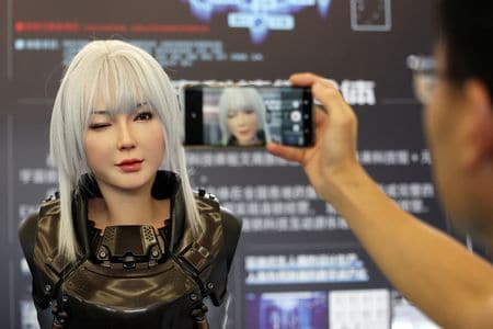 　米半導体大手エヌビディアのジェンスン・フアン最高経営責任者（ＣＥＯ）は１８日、５年以内に人型ロボットが製造現場で広く使用されるようになるとの見通しを示した。北京で２０２４年８月撮影（２０２５年　ロイター／Florence Lo）