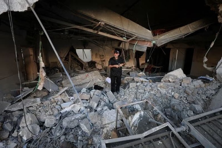 ４月１３日、イスラエル軍は、パレスチナ自治区ガザの主要病院「アル・アハリ・アラブ病院」にミサイル２発を撃ち込んだ。医療関係者によると、攻撃で救急部門が機能停止に追い込まれ、他の建造物も被害を受けた（２０２５年　ロイター/Dawoud Abu Alkas）
