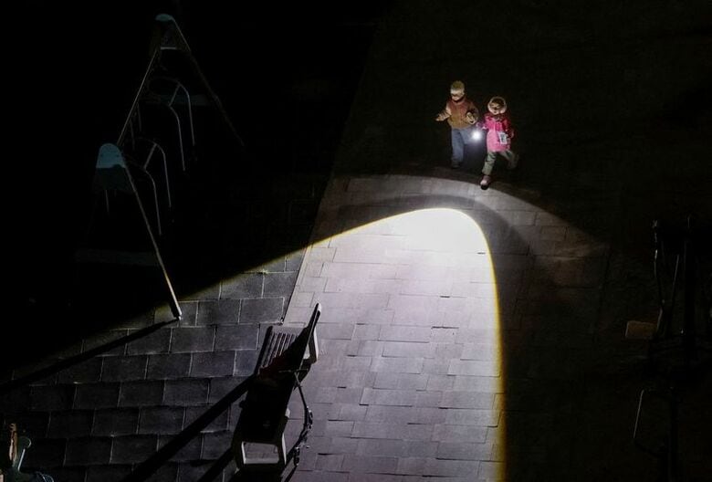ロシアの攻撃で停電となったキーウで10月14日撮影 REUTERS/Gleb Garanich