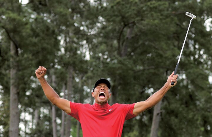 マスターズ優勝決定のパットを決め、全身で喜びを表現するウッズ　LUCY NICHOLSONーREUTERS