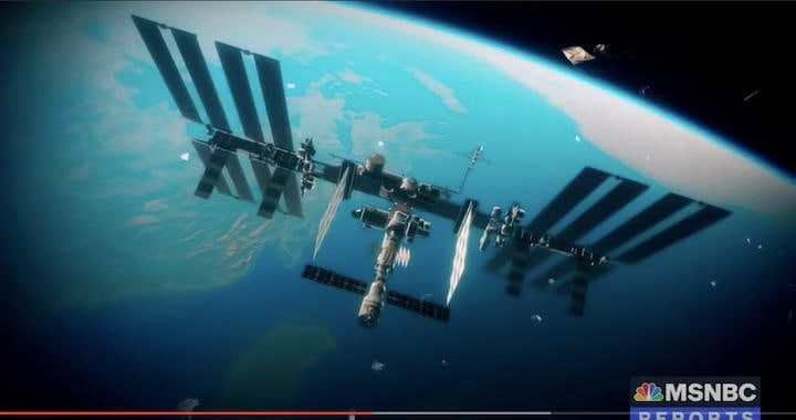 ロシアが実施した衛星破壊実験によって大量の宇宙ゴミが発生し、国際宇宙ステーション（ISS）を危険にさらした。画像はイメージ図　MSNBC / YouTube