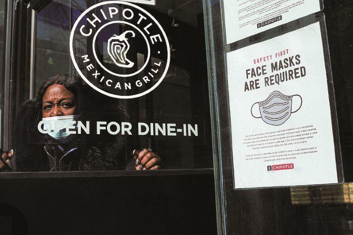 マスク着用は個人の選択に（ニューヨーク）　CARLO ALLEGRIｰREUTERS