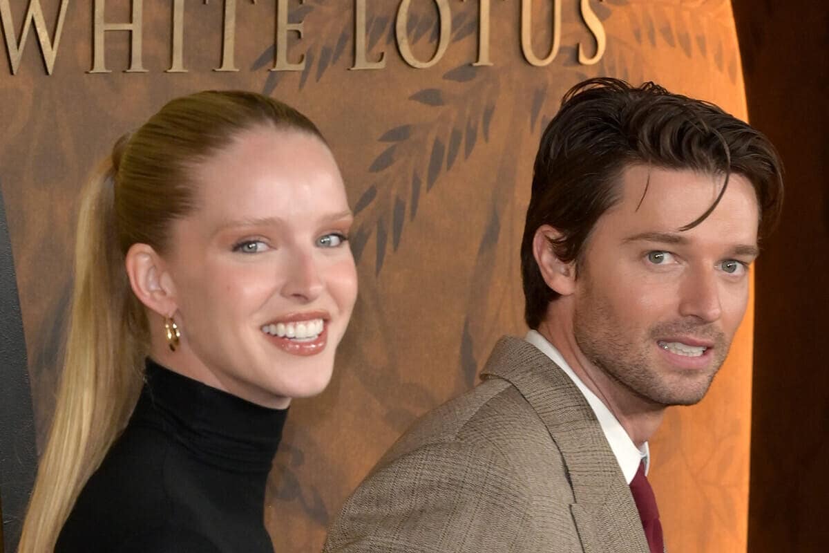 股間を「花」で隠しただけシュワルツェネッガー長男、婚約者と下着