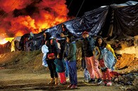 アメリカを目指す移民、250人の治安部隊と衝突 メキシコ北部で火炎騒動