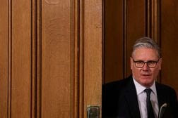 英首相、閣議で辞任否定　「国民は政権持続期待」