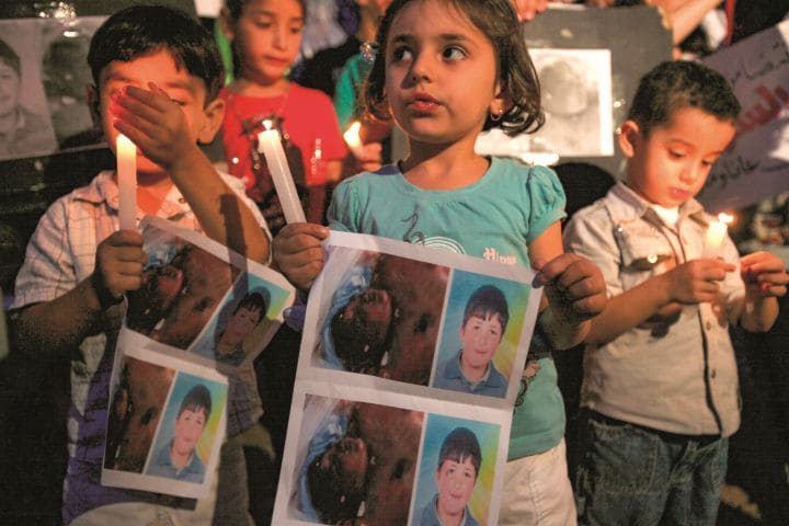 13歳の少年ハムザの拷問死に抗議するシリア人の子供たち