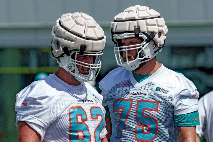 トレーニングキャンプ中にガーディアンキャップを着用する選手