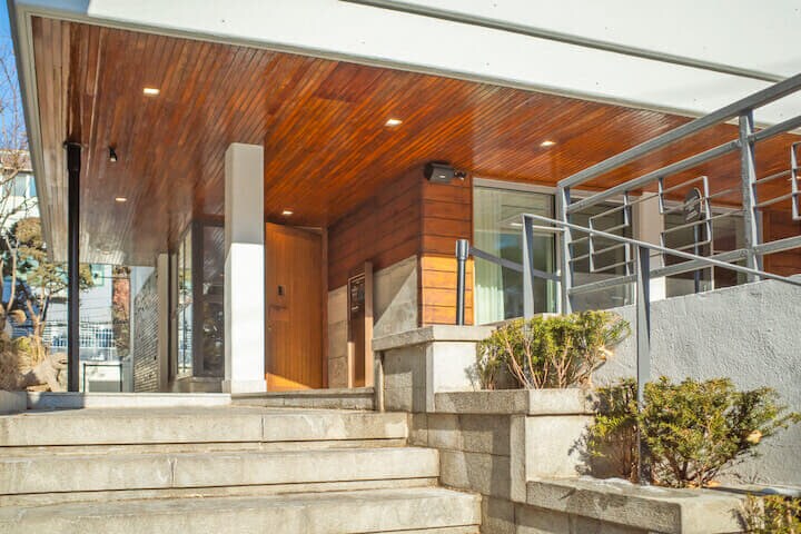 「会長宅スタバ」と呼ばれる韓国のスターバックス奨忠ラウンジR店の1階エントランス