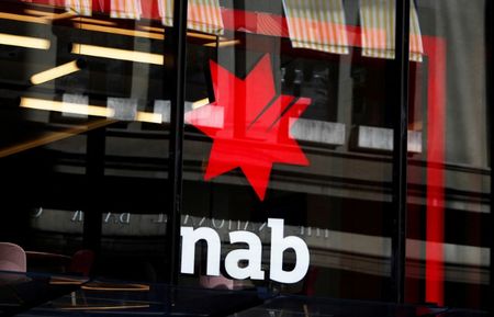 　８月１６日、豪銀大手ナショナル・オーストラリア銀行（ＮＡＢ）が１６日発表した第３・四半期（４─６月）決算は、キャッシュ利益が前年同期比８％減少した。写真はＮＡＢのロゴ。シドニーで２０１８年２月撮影（２０２４　ロイター／Daniel Munoz）