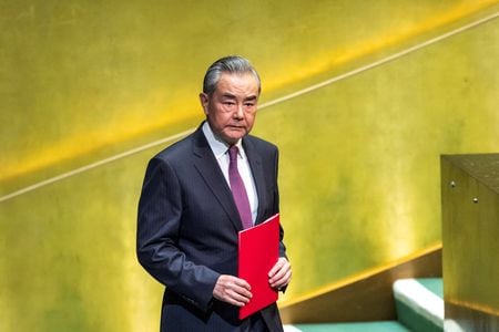 中国の王毅外相（写真）とインドのアジト・ドバル国家安全保障顧問は１２月１８日に北京で会談し、両国が領有権を巡って長年対立してきた国境地帯について互いに受け入れられる解決策を模索することで合意した。９月２８日、ニューヨークの国連本部で撮影（２０２４年　ロイター/Eduardo Munoz）