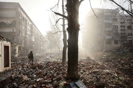 写真は、ウクライナ東部ドネツク州の前線の町、コスティアンティニフカ。１１月１５日に撮影。ウクライナ軍提供。Reuters