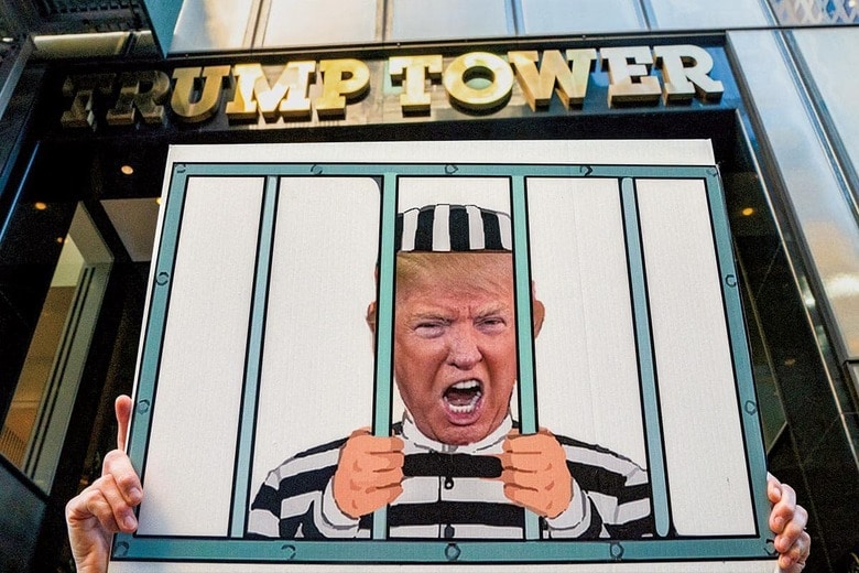 ニューヨークにあるトランプ・タワーの前で、前大統領の逮捕を求めて抗議活動を行う市民　DAVID DEE DELGADOｰREUTERS