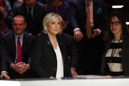　３月２０日、４月下旬から５月初旬にかけて大統領選挙が実施されるフランスで、候補者によるテレビ討論会が開催された。極右政党・国民戦線（ＦＮ）のルペン党首（写真）が自身のユーロ離脱論を擁護するのに対し、対立候補が反論・批判を展開した（２０１７年　ロイター／Patrick Kovarik）