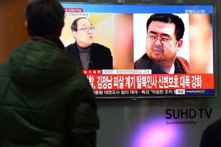 　２月２４日、マレーシア警察は、北朝鮮の金正恩朝鮮労働党委員長の異母兄、金正男氏の殺害事件について、ＶＸガスが使われたとの暫定報告を発表した。写真は金正男氏暗殺のニュースが流れる韓国ソウル市内の駅で、１４日撮影（２０１７年　ロイター／Lim Se-young）