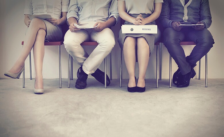 新卒一括採用という日本特有の慣習が若者のチャレンジ精神を阻害している側面もある　Yuri_Arcurs-iStockphoto