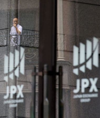 　６月１６日、寄り付きの東京株式市場で、日経平均株価は前営業日比５４円９６銭安の２万０３３２円８３銭と続落して始まった。東京証券取引所で１１日撮影（２０１５年　ロイター/THOMAS PETER）
