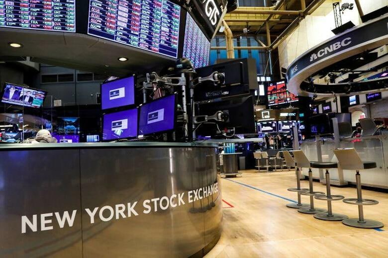 米ウォール街の金融機関では従業員の大部分の今年のボーナスが最大で25%減少する見通しで、人員削減も2021年まで続くとみられる。ニューヨーク証券取引所で５月撮影（２０２０年　ロイター/Brendan McDermid）