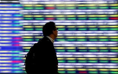 　３月９日、石油関連株が大幅安。写真は２０１８年１１月、都内で撮影した株価ボード（２０２０年　ロイター／Toru Hanai）