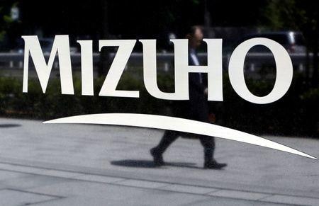 みずほ銀行で今月起きた今年５回目のシステム障害を巡り、みずほフィナンシャルグループは３１日、金融庁に報告書を提出する。故障の要因やバックアップに切り替わらなかった原因は特定できなかった。写真は、みずほのロゴ。２０１５年５月１５日に都内で撮影。（２０２１年　ロイター／Yuya Shino）