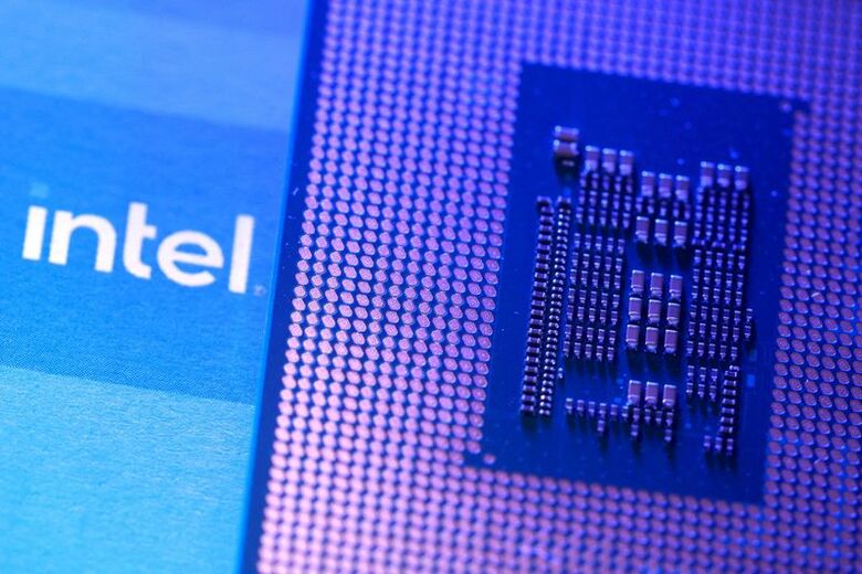 コンピューターのマザーボードとインテル製チップのイメージ。２０２５年８月撮影。REUTERS/Dado Ruvic