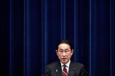 　岸田文雄首相は２２日の衆院予算委員会集中審議で、２０日に発生した海上自衛隊のヘリコプター事故について「重大事故の発生を重く受け止め自衛隊機の安全な運航に万全を期したい。任務遂行のための厳しい夜間訓練のさなか大切な隊員を失ったことは痛恨の極み」だと述べた。写真は都内で３月代表撮影（２０２４年　ロイター）