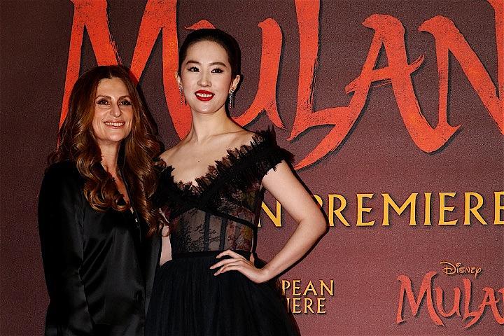 今年3月ヨーロッパ・プレミアに登場した『ムーラン』主演のリウ・イーフェイ（中央）とニキ・カーロ監督　REUTERS/Henry Nicholls