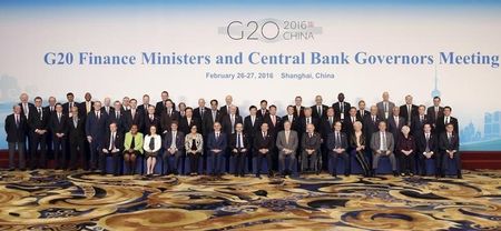 　３月１８日、上海で２月に行われた２０カ国・地域（Ｇ２０）財務相・中央銀行総裁会議で、各国当局がドル高是正で水面下の合意に達していたのではないかとの観測が市場で浮上している。上海Ｇ２０で記念撮影に臨む財務相、中銀総裁ら。２月撮影（２０１６年　ロイター/Aly Song）