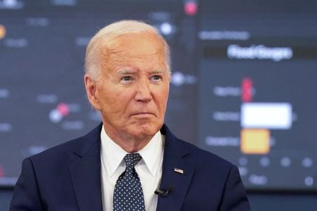 　１１月の米大統領選に向けた先週のテレビ討論会で精彩を欠き、高齢不安が高まったバイデン大統領（８１）が再選を目指すべきかどうか、民主党内で疑問視する声が広がっている。７月２日、ワシントンで撮影（２０２４年　ロイター/Elizabeth Frantz ）