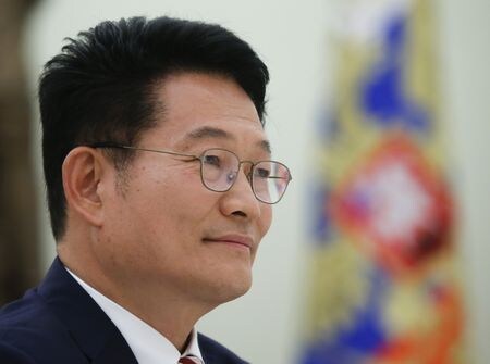 ３月７日、９日に大統領選を控える韓国で、選挙運動中だった与党「共に民主党」の宋永吉代表（写真）が男に襲われ、病院に搬送された。モスクワで２０１７年５月撮影（２０２２年　ロイター/Maxim Shemetov）
