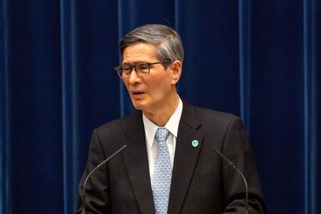 政府は１４日午前、広島県や岡山県などをまん延防止等重点措置の適用地域に指定する当初の方針を変更し、北海道を加えた３道県を緊急事態宣言の対象地域に追加することを決めた。専門家会議の意見を受け、急きょ変えた。写真は、尾身茂・感染症対策文化会長。２０２１年５月５日に首相官邸で撮影。（２０２１年　ロイター／Yuichi Yamazaki/Pool via REUTERS）