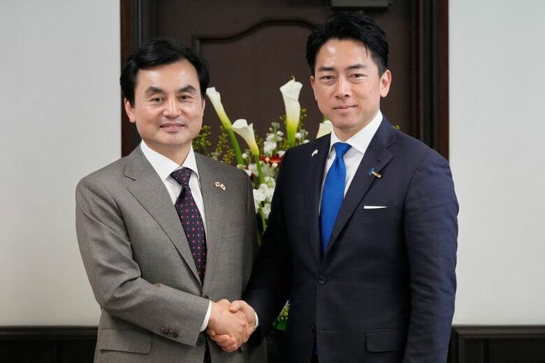 写真は韓国の安圭伯国防相と小泉進次郎防衛相。1月30日に横須賀で代表撮影。REUTERS