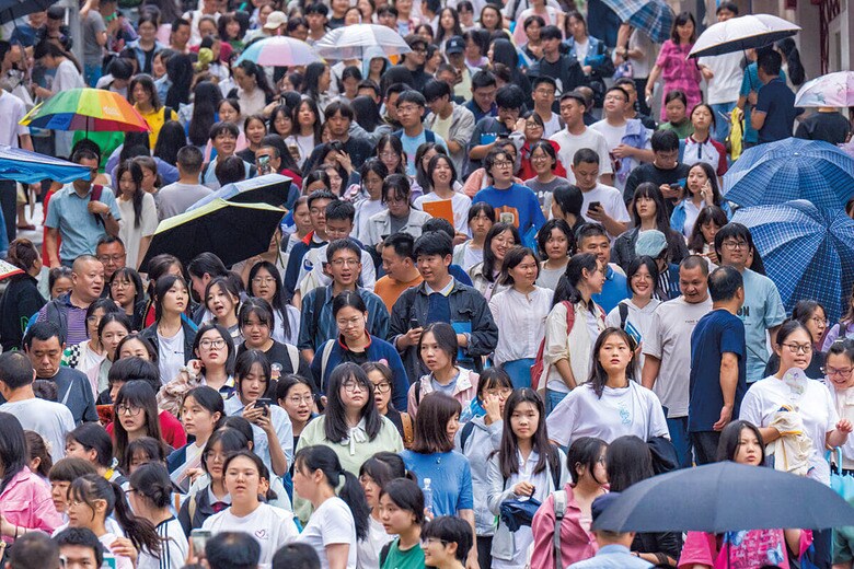 現代の科挙といわれる中国の大学入試「高考」に挑む学生たち（2024年6月、重慶市）　COSTFOTOｰNURPHOTOｰREUTERS