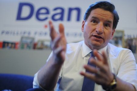 米新興企業オープンＡＩは、大統領選で民主党候補指名を争うディーン・フィリップス下院議員（写真）をモデルにした対話型ＡＩの開発を支援団体に禁じた。米紙ワシントン・ポストが２０日報じた。写真はニューハンプシャー州マンチェスターで８日撮影（２０２４年　ロイター／Brian Snyder）