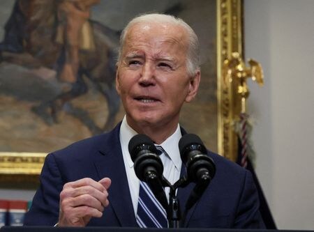 バイデン米大統領は１８日、イスラエルのネタニヤフ首相と電話会談を行い、パレスチナ自治区ガザ最南部ラファの状況のほか、ガザ地区への人道支援を拡大させる方法などについて協議した。２０２４年２月撮影（２０２４年　ロイター/Leah Millis）