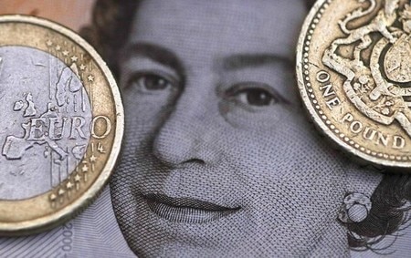 　６月１６日、欧州連合（ＥＵ）離脱・残留を問う英国民投票まであと１週間となるなか、ロンドン株式市場のＦＴ１００種総合株価指数を構成する大手輸出企業は、投票日翌日の２４日朝のポンド相場を注視している。３月撮影（２０１６年　ロイター/Phil Noble/Illustration/Files）