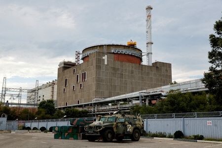 国際原子力機関（ＩＡＥＡ）のグロッシ事務局長は３日、ロシアが占拠するウクライナ南部ザポロジエ原子力発電所で拘束されていたムラショフ所長が解放されたと明らかにした。写真は９月１日、ウクライナ南部のザポロジエ原子力発電所で撮影（２０２２年　ロイター／Alexander Ermochenko）