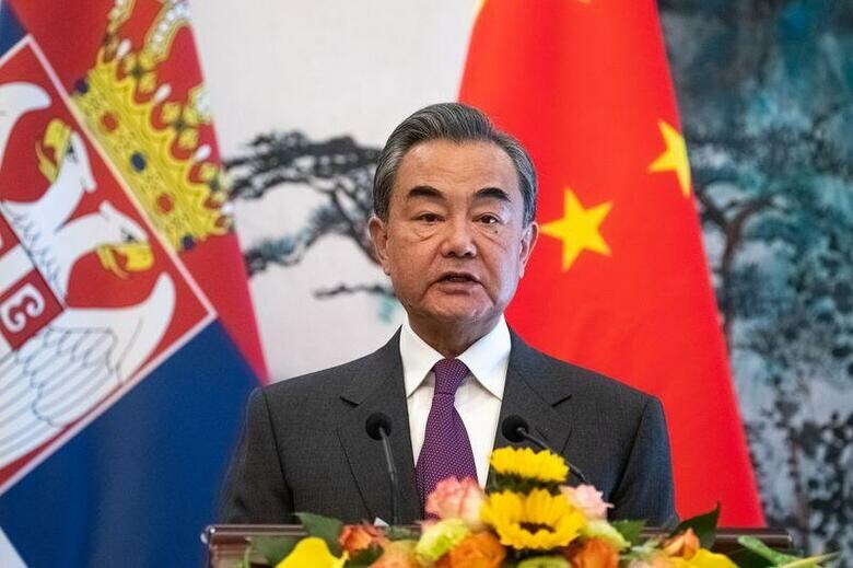 中国の王毅国務委員兼外相(写真)は24日、米国に対し新型コロナウイルス対策で時間を無駄にすべきではないと主張、虚偽の情報を広めたり中国を攻撃するのではなく、感染対策で中国と協力すべきだと述べた。2月26日、北京の釣魚台国賓館で撮影。代表撮影(2020年　ロイター)