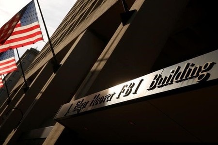 　５月１６日、トランプ米大統領が９日に解任したコミー前連邦捜査局（ＦＢＩ）長官の有力後任候補とされる２人が指名受け入れに消極的な姿勢を示し、後任人事の難航が浮き彫りになった。写真はＦＢＩ本部、ワシントンで９日撮影（２０１７年　ロイター／Jonathan Ernst）