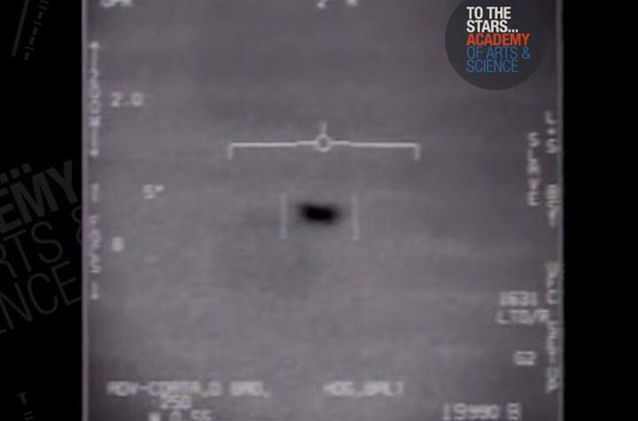 スーパーホーネット戦闘機からの映像。超高速で飛ぶ物体を見た操縦士の興奮した声も入っている（1：30～）　To The Stars Academy of Arts & Science/YOUTUBE