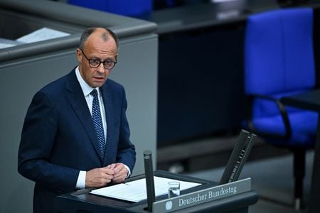　５月１４日、ドイツのメルツ首相は、就任後初の議会演説で、ウクライナを巡り西側が結束する必要性を強調するとともに、ドイツ軍の増強に必要な財源を提供すると表明した。ベルリンで撮影（２０２５年　ロイター/Annegret Hilse）