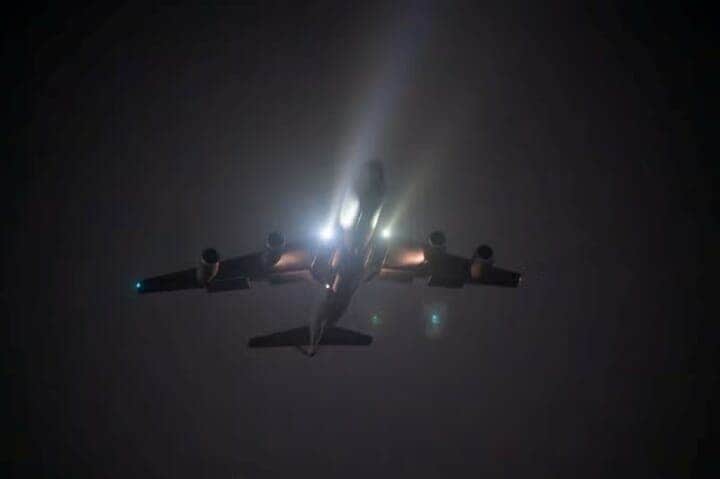 １２月１９日、米軍はシリアにある過激派組織「イスラム国」（ＩＳ）の数十カ所の拠点に対し、大規模な空爆を実施した。米空軍提供写真（２０２５年　ロイター）