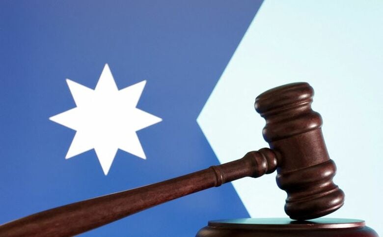 米ミネソタ州の旗と裁判で使われる木槌のイメージ。2024年8月撮影。 REUTERS/Dado Ruvic