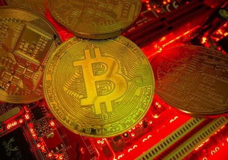 　２４日の取引で暗号資産（仮想通貨）は、前日の安値から戻したものの上値の重い展開になっている。米テスラのマスク最高経営責任者（ＣＥＯ）が仮想通貨を支持すると発言したものの、急落に動揺した投資家や中国政府による取り締まり強化を受けた不安による売り圧力は消えていない。写真は２０日撮影（２０２１年　ロイター／DADO RUVIC）