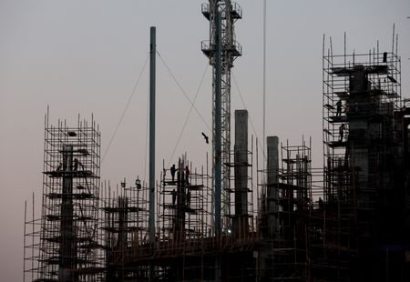 インド財務省は８月３日、月例経済報告を発表し、国内経済のファンダメンタルズは依然良好だが、海外の不利な動向や国境を越えた負の波及効果が今年度（４─３月）の高成長の達成を阻む要因になり得るとの見方を示した。写真はニューデリーのビル建設現場、昨年１２月撮影（２０２３年　ロイター/Anushree Fadnavis）
