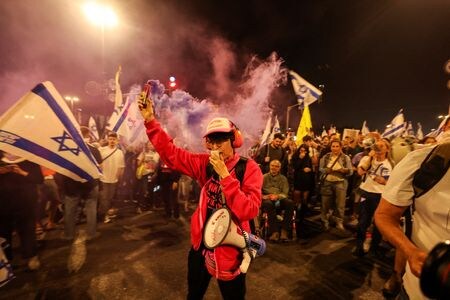 　イスラエルの首都エルサレムで３月３１日、ネタニヤフ首相が率いる連立政権に対する大規模な抗議集会とデモが発生した（２０２４年　ロイター/Ronen Zvulun）