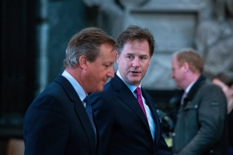 デービッド・キャメロン元英首相（左）とクレッグ氏（2019年9月）　Chris J Ratcliffe/Pool via REUTERS