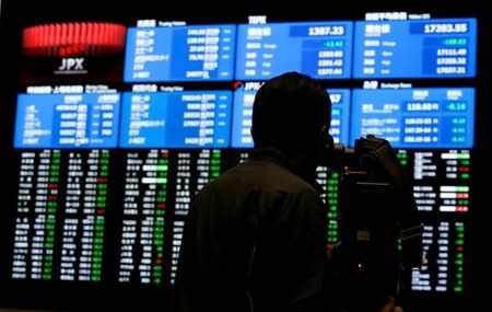 　１２月９日、東京株式市場で日経平均は、続伸した。前週末の米国市場が上昇したことを受けて、日本株も好地合いを引き継ぎ買い優勢で始まったものの、その後は模様眺めで目立った動きが見られない。２０１４年１２月１５日、東証で撮影（２０１９年　ロイター/Yuya Shino）