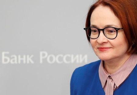 ６月１９日、ロシア中央銀行は政策金利を１００ベーシスポイント（ｂｐ）引き下げ４．５０％とすることを決定した。１９９１年末のソビエト連邦崩壊以降で最低水準となる。中銀はインフレリスクの後退と景気縮小を背景に、追加利下げの必要性を検討すると表明した。写真は２０１９年１２月、記者会見するナビウリナ中銀総裁（２０２０年　ロイター／Shamil Zhumatov）